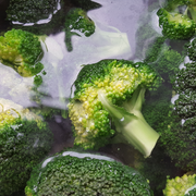 Broccolitaart met groene asperges en courgette recept