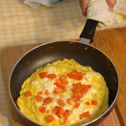 Gevulde omelet met kip en groenten recept