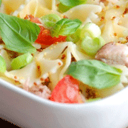 Zomerse pastasalade met aardbeien en avocadosaus recept