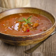 Rundvlees in tomaten-basilicumsaus recept