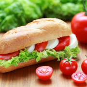 Sandwich met tomaat, mozzarella en basilicum recept