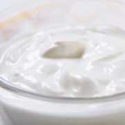 Toetje van Griekse yoghurt, zomerfruit en hazelnoten recept