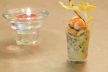 Glaasje gevuld met tartaar van zalm, augurk en mierikswortel recept