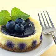 Minicheesecake met gekaramelliseerde blauwe bessen recept