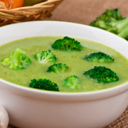 Broccolli-groente-cremesoep met croutons en spekjes recept