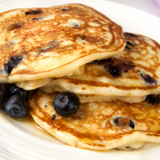 American pancakes met fruit en kaneelroom recept