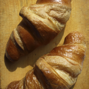Broodje croissant gevuld met ragout recept