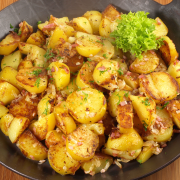 Gebakken aardappelen met ui, spek en tuinkruiden recept