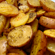 Gebakken aardappelschijfjes met kruiden en ham recept