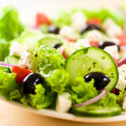 Griekse salade (modern) met fetavinaigrette recept