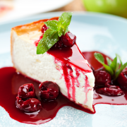 Cheesecake met frambozen en aardbeiencoulise recept