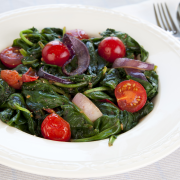 Knoflook spinazie met tomaat recept