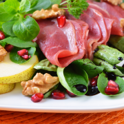 Salade van gerookte eendenborst met groenten en geitenkaas recept