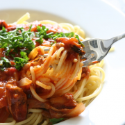 Pittige spaghetti met geroosterde paprika recept