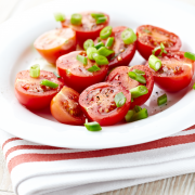Tomatensla met bosui en feta recept
