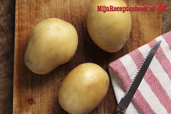 Gepofte aardappel met knoflook en bosui