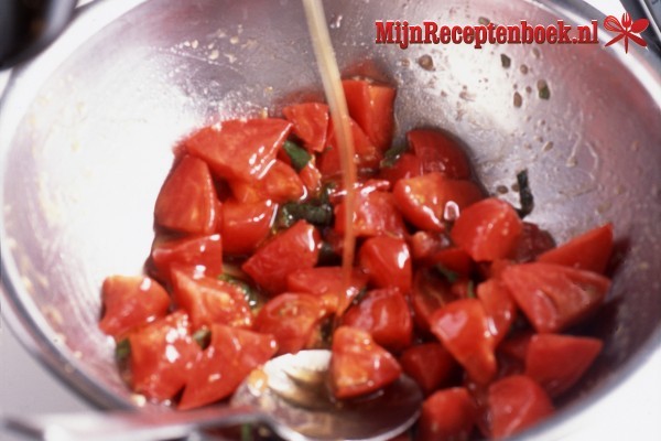 Salag tamatar (Spinazie met tomaten)