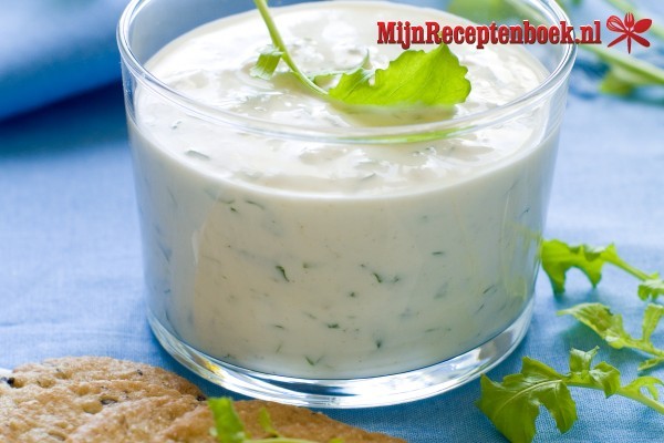 Raita met komkommer (yoghurt met komkommer)