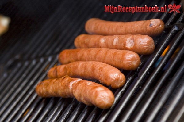 Hotdogs met mosterd op de barbecue
