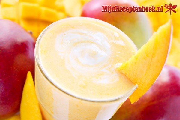 Mango-yoghurtmousse met frambozensaus