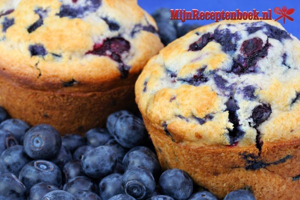 Muffins met blauwe bessen en slagroom