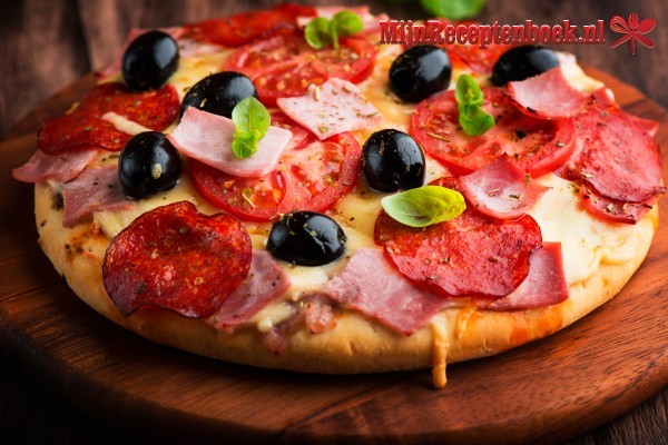 Pizza met salami/chorizo