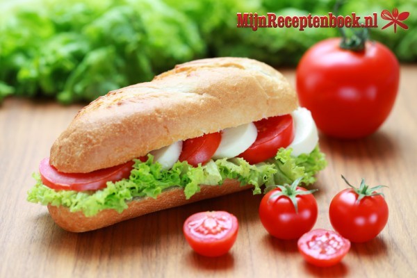 Sandwich met tomaat, mozzarella en basilicum
