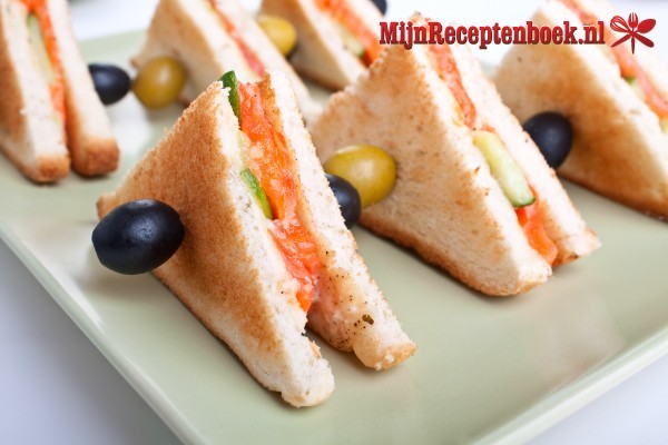 Mini ronde sandwiches met appelstroop en kaas