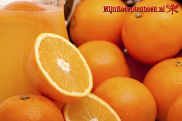 Sinaasappelmandje met fruitsalade