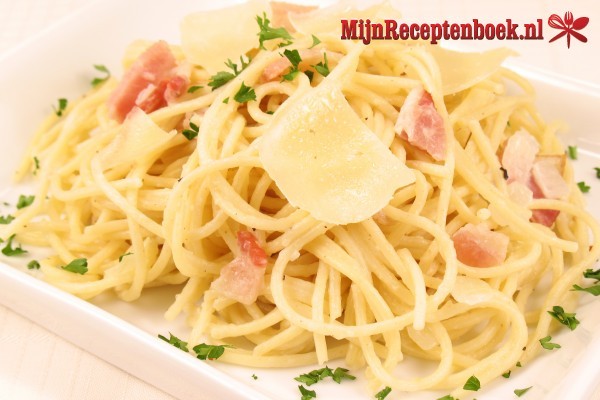 Spaghetti met tonijn, basilicum en blauwaderkaas