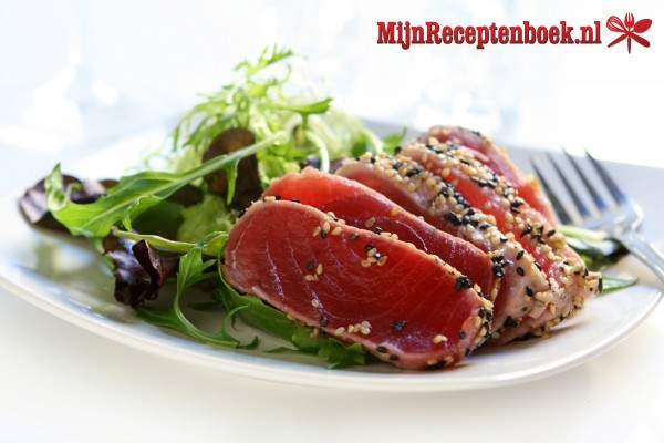 Long kol bumbu merah (gestoofde tonijn in saus)