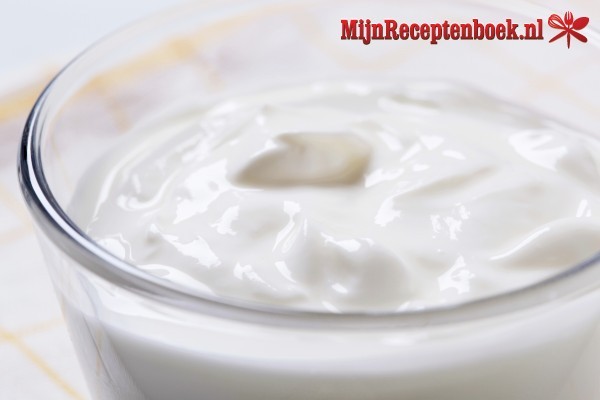 Toetje van Griekse yoghurt, zomerfruit en hazelnoten